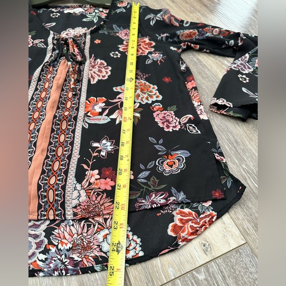 🛍️ black with floral high / low blouse great condition. - Picture 8 of 8